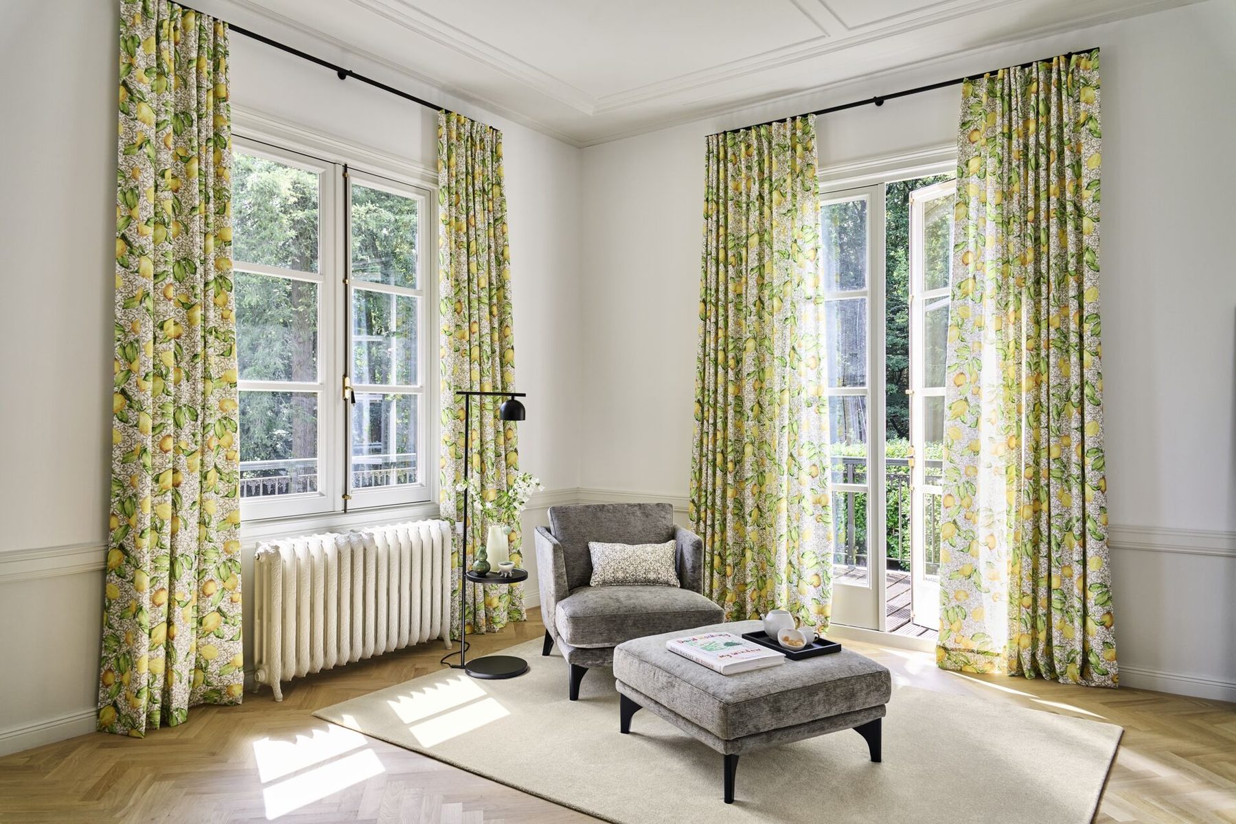Fensterdekoration mit Musterstoff