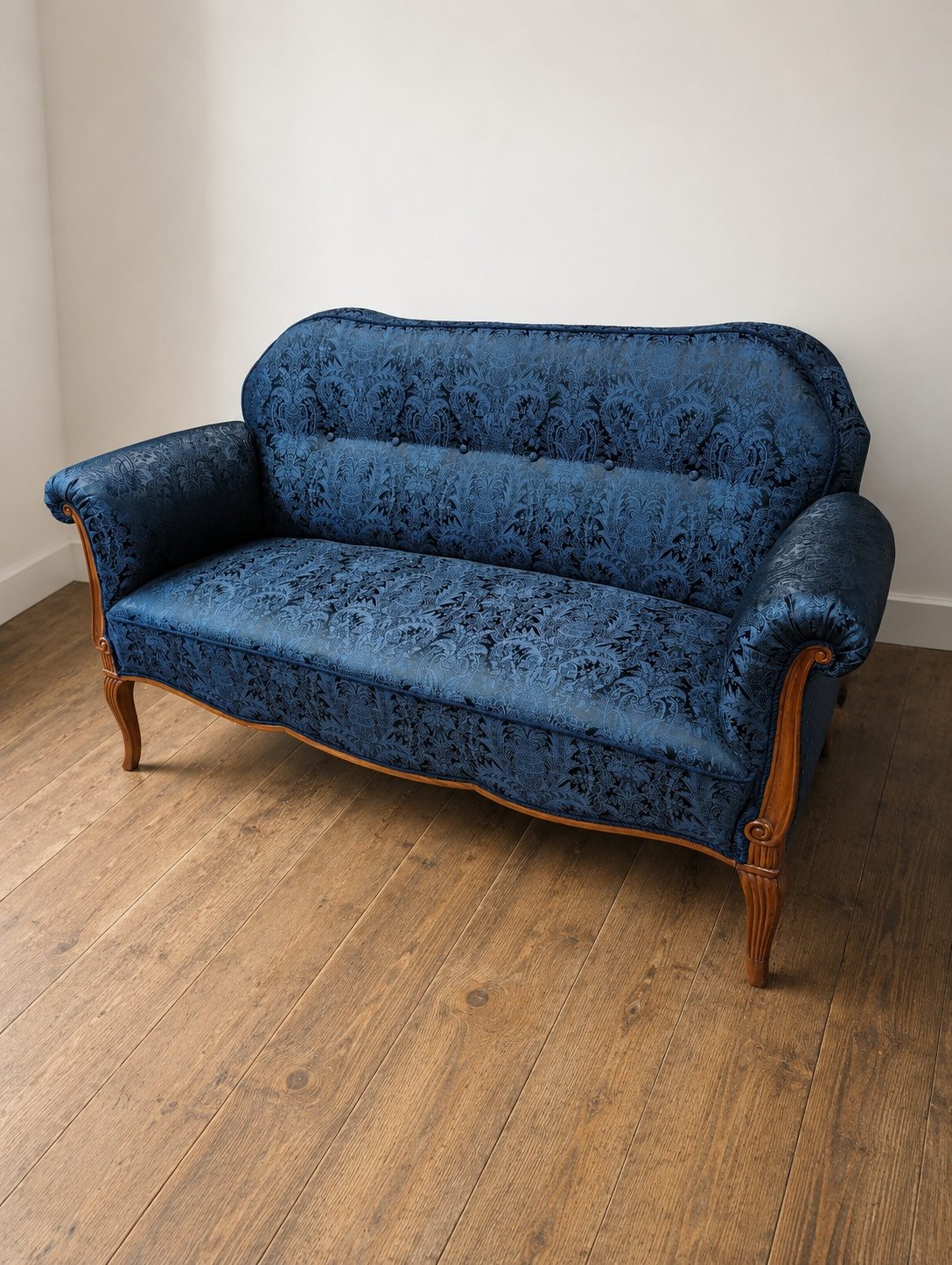 Blaues Sofa in der Polsterwerkstatt